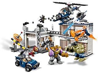 Строителен комплект LEGO Marvel Отмъстителите Compound Battle 76131 включва Играчки пишеща машина, хеликоптер и герои от най-популярните Отмъстителите Железния Човек, Танос и мн