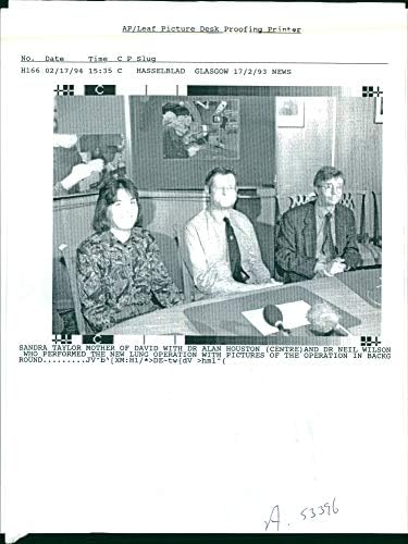 Реколта снимка Сандра Тейлър, майка на Дейвид, с д-р Алън Хьюстоном и д-р Нийл Уилсън, които са нова операция на белите