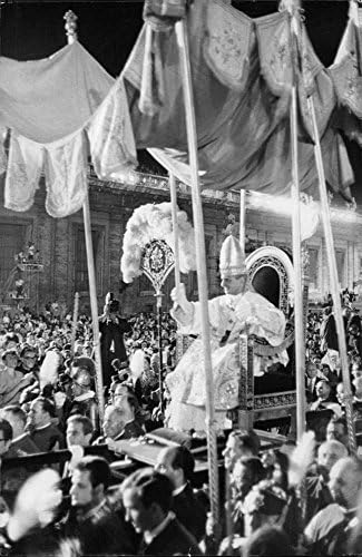Реколта снимка на папа Павел VI, пляскаше с ръка на тълпата.