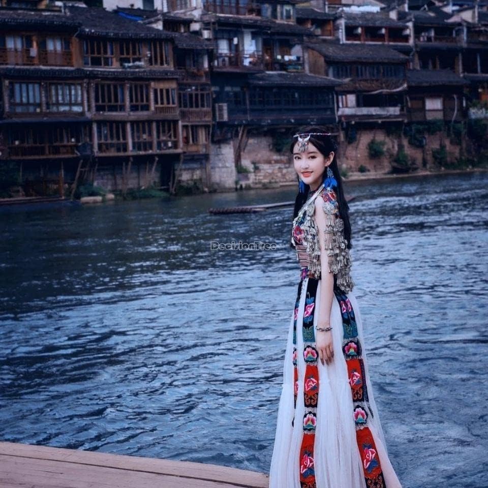 Рокля Националност Мяо в Китайския Национален Стил, Ежедневни Облекла За Пътуване, Ретро Жена Топ С Бродерия + Панталон + Колан