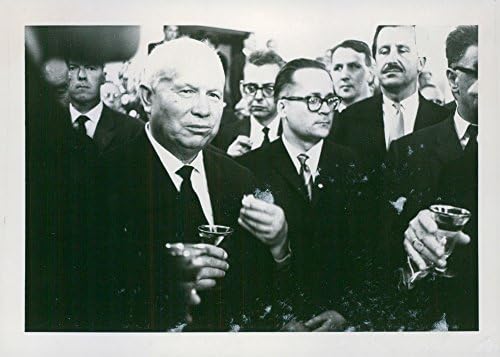 Реколта снимка на Никита Хрушчов, наслаждающегося си питие с други хора.
