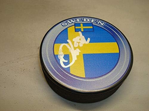 Оливър Экман-Ларсон подписа хокей шайба на националния отбор на Швеция с автограф **SMUDGE** 1A - за Миене на НХЛ