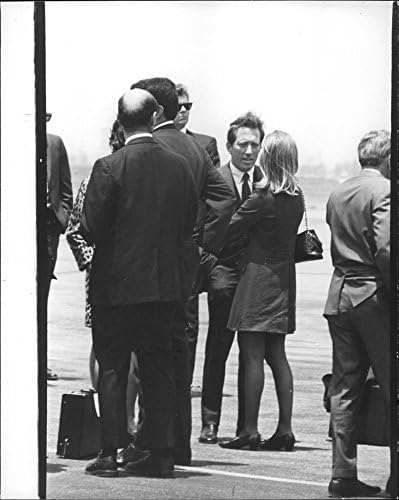 Реколта снимка певец Анди Уилямс (личен приятел на Робърт Af Кенеди) на летището преди полета на самолета.