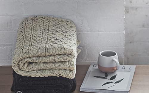 Ирландски вълнена одеяло Aran Woollen Mills от вълна с модел под формата на сот, произведено в Ирландия, 40 х